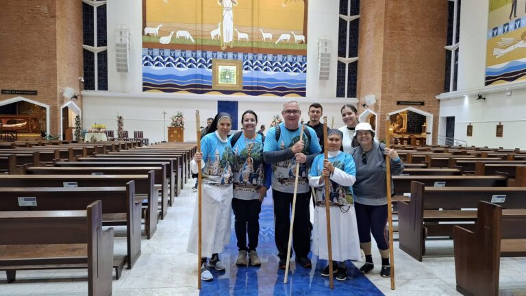 Pe. Mário Adorno, Irmãs Franciscanas Servas da Imaculada e fiéis peregrinos no interior do Santuário de Nossa Senhora Aparecida, em Tambaú (SP), durante a Caminhada da Fé, em Casa Branca (SP). Foto: Santuário Nossa Senhora do Desterro, Casa Branca (SP).