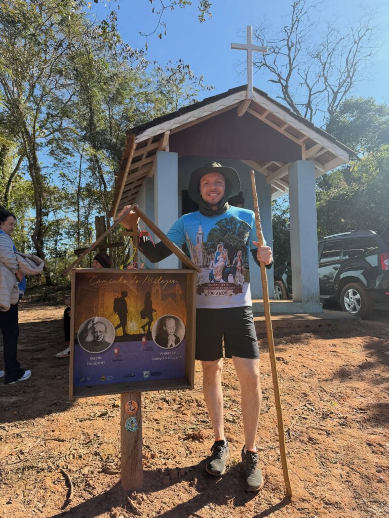 Prefeito de Tambaú, Leonardo Spiga Real, ao lado da placa do Caminho do Milagre. Foto: Redes Sociais